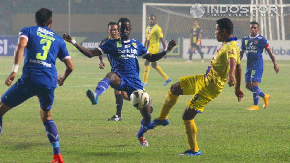 Striker Arema Cronus Beto Goncalves (kanan) berduel dengan Makan Konate.